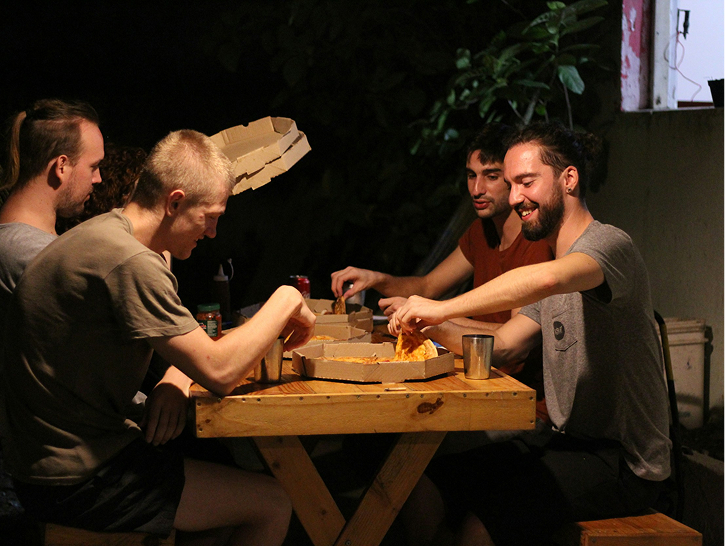 Groupe de joueurs r&eacute;unis autour d&rsquo;une table avant ou apr&egrave;s une exp&eacute;rience d&rsquo;escape game, ils souhaitent partager leur avis