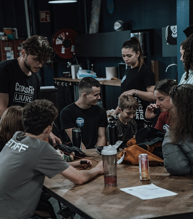 Joueurs souriants partageant leur exp&eacute;rience apr&egrave;s une session d&rsquo;escape game