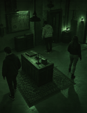 Participants profitant d&rsquo;une session privatis&eacute;e dans un escape game